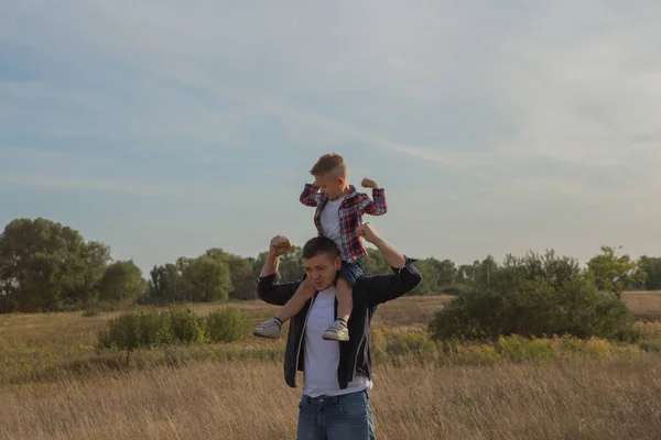 Ευτυχισμένη Οικογένεια Μπαμπάς Και Γιος Παίζουν Και Αγκαλιάζουν Την Ύπαιθρο — Φωτογραφία Αρχείου