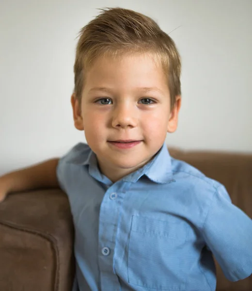 Portrait Mignon Petit Garçon Posant Maison — Photo