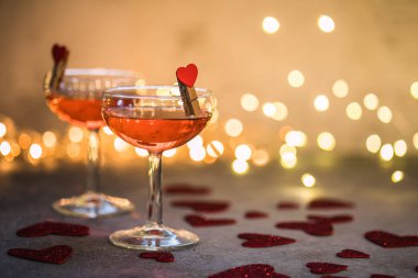 Sevgililer Günü için şampanya ya da Prosecco ile şenlikli pembe kokteyl. Bir çift bardak.