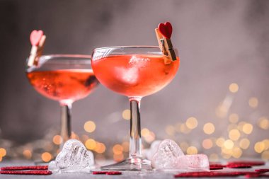 Sevgililer Günü için şampanya ya da Prosecco ile şenlikli pembe kokteyl. Bir çift bardak.