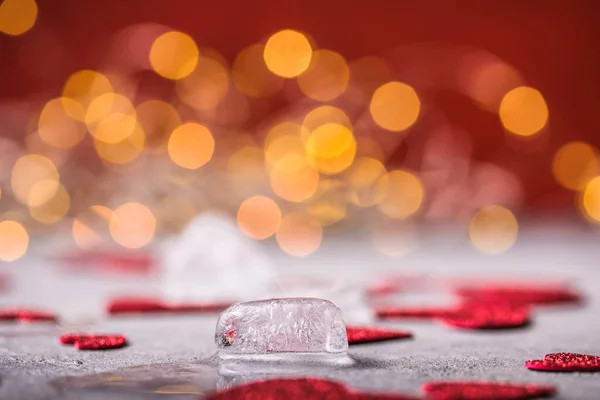 Corazones Hielo Sobre Fondo Gris Concepto Amor Tarjeta Romántica Con — Foto de Stock