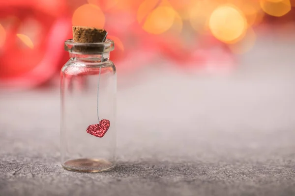 Frasco Vidro Coração Vermelho Fundo Vermelho Conceito Amor Dia Dos — Fotografia de Stock