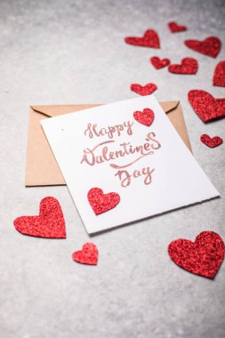 Sevgililer Günü kartpostalı. Sevgililer gününüz kutlu olsun. Eski, gri arkaplanda kırmızı kalpler ve yazıtlar.