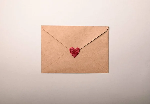 グレーの背景にバレンタインの心を持つ紙の封筒 フラットレイアウト トップビュー バレンタインデーのコンセプトのためのロマンチックな愛の手紙 — ストック写真