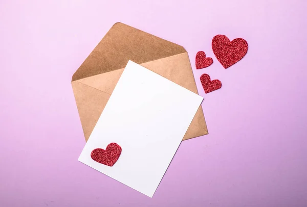 Envelope Papel Com Corações Valentim Fundo Roxo Deitado Plano Vista — Fotografia de Stock