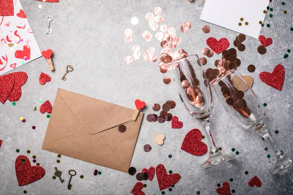 Copa Champán Con Confeti Sobre Fondo Gris Amor San Valentín — Foto de Stock