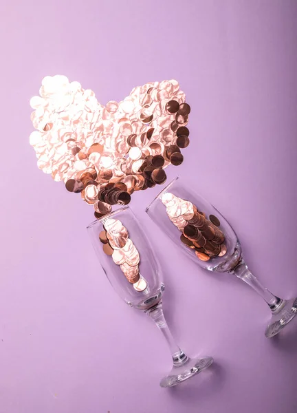 Glas Champagne Met Confetti Een Paarse Achtergrond Valentijnsdag Liefde Datum — Stockfoto