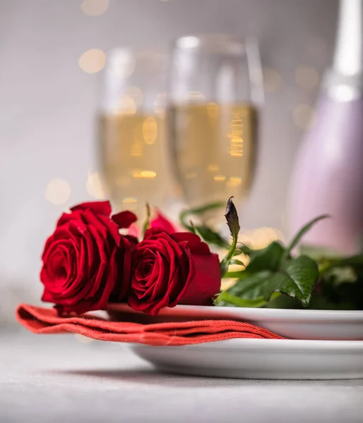 발렌틴 식탁에는 장미와 샴페인 콘크리트 발렌타인의 이미지 — 스톡 사진