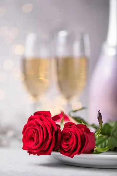 Valentijnsdag Tafel Zetten Rode Rozen Champagne Glazen Beton Achtergrond Valentijnskaart — Stockfoto
