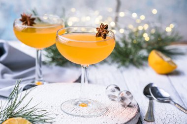 Mandalina ya da portakallı jöle, beyaz ahşap bir masada. Noel ve yeni yıl beslenme tatlılığı