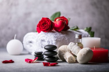 Sağlık dekorasyonu, masaj seti, taş zeminde yağ. Sevgililer Günü Zen ve rahatlama konsepti.
