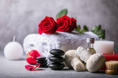 Sağlık dekorasyonu, masaj seti, taş zeminde yağ. Sevgililer Günü Zen ve rahatlama konsepti.
