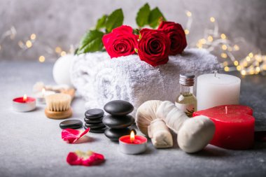 Sağlık dekorasyonu, masaj seti, taş zeminde yağ. Sevgililer Günü Zen ve rahatlama konsepti.