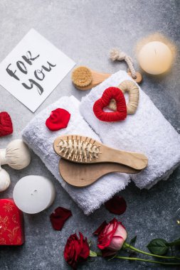 Sağlık dekorasyonu, masaj seti, taş zeminde yağ. Sevgililer Günü Zen ve rahatlama konsepti.