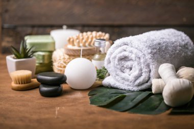 Sağlık dekorasyonu, masaj seti, ahşap arka planda yağ. Zen ve rahatlama konsepti.