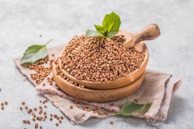 Kahverengi karabuğday beyaz arka planda inliyor.