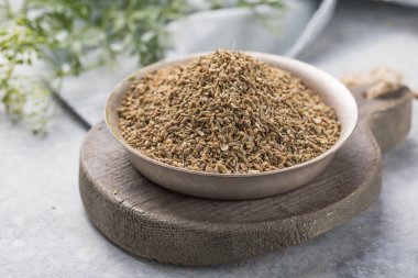 Beyaz arkaplanda anason tohumları