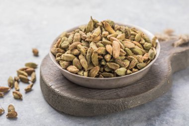 Yeşil aromalı kakule kapsülleri.