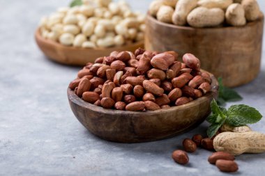 Taş zeminde çiğ taze fıstık.