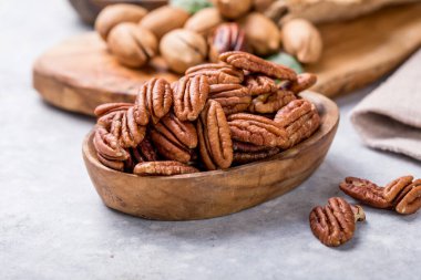 Ceviz kabuğu açıldı. Cevizler çeşitli elementler ve vitaminler bakımından zengindir.