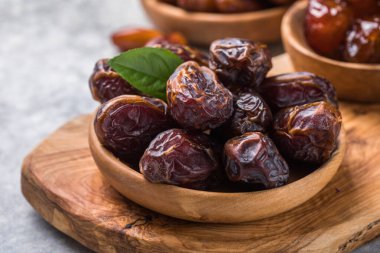 Tahta kasede hurma veya hurma tohumu yemek sağlıklı bir şeydir..