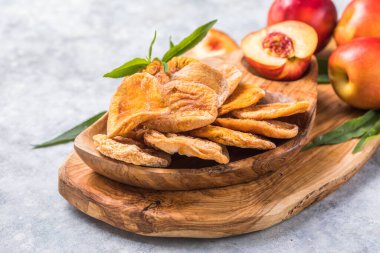 Kurumuş meyve ve taze şeftali.