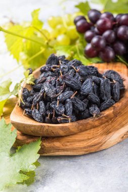 Arka planda siyah kuru üzümler, masa üstü manzaralı. Kurutulmuş meyve, sağlıklı atıştırmalık