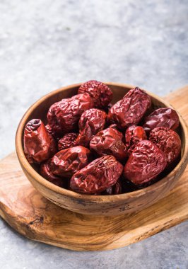 Bir kase kurutulmuş unabi meyvesi ya da jube. Şifalı ve yenilebilir bitki.