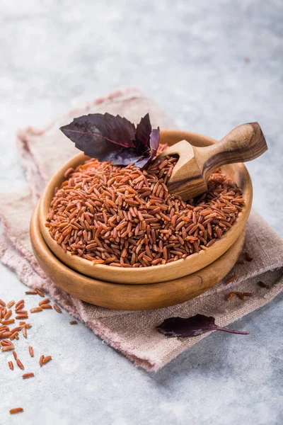 Arroz Integral Sin Pulir Cuenco Madera Fondo Arroz Grano Largo — Foto de Stock