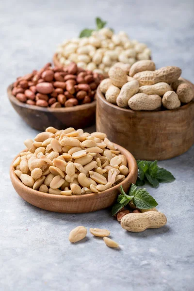 Kızarmış tuzlu fıstık. Taş masada kasede gevrek fındık.