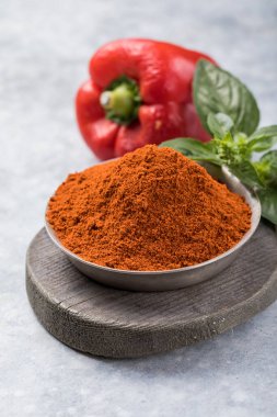 Beyaz arka planda leziz öğütülmüş paprika, sığ alan derinliği, yakın plan, makro. Baharatlı sindirimli.