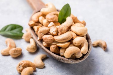 Kaşık görünümlü kaju fıstığı. Sağlıklı çiğ fındık ve fındık.
