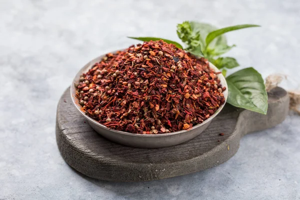 Ahşap zemin üzerinde çeşitli baharatlar yığını.