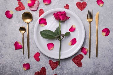 Masa başında sevgililer günü yemeği kalp süslemesi, sevgililer günü yemeği için gül. Yukarıdan görüntüle.