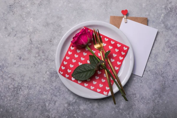 발렌틴들은 테이블과의 식사로 장식을 발렌틴의 식사를 장미를 피웠다 위에서 바라본 — 스톡 사진