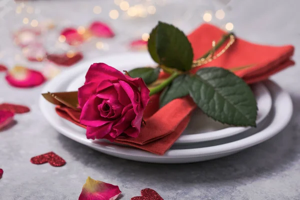 Valentines Δείπνο Τραπέζι Τοποθέτηση Καρδιές Διακόσμηση Τριαντάφυλλο Για Αγίου Βαλεντίνου — Φωτογραφία Αρχείου