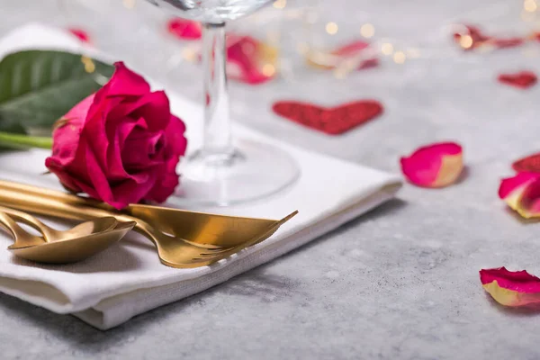 Valentines Δείπνο Τραπέζι Τοποθέτηση Καρδιές Διακόσμηση Τριαντάφυλλο Για Αγίου Βαλεντίνου — Φωτογραφία Αρχείου