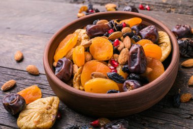 Kurutulmuş meyve ve fındık, ahşap bir kasede karıştırılır. Şekerli meyve çeşitleri. Yahudi bayramı Tu Bishvat. Boşluğu kopyala