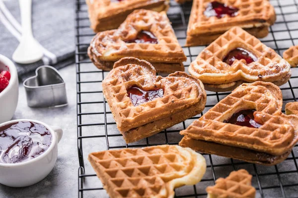 Gaufres Maison Fraîchement Cuites Forme Coeur Belgique Sur Fond Gris — Photo