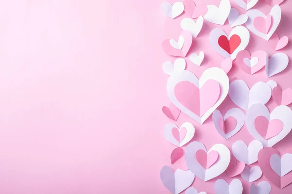 발렌타인 데이의 배경에 분홍색과 종이로 하트가 발렌티나의 휴일을 배경으로 그려져 — 스톡 사진