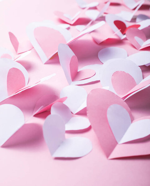 День святого Валентина праздничный фон с розовыми и белыми бумажными сердцами на розовом фоне для праздника Валентина. Флэтли. Вид сверху. Copyspace.