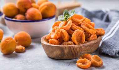 Kurutulmuş kayısılar yemek, tatlı kurutulmuş meyve, sağlıklı yiyecek ve gübre yapımında popülerdir..