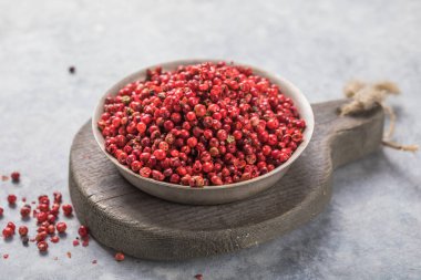 Beton arka planda kırmızı biber kaşığı