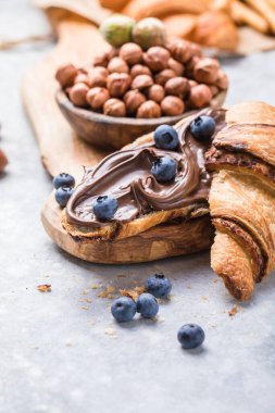 Kruvasan, fındıklı çikolata ve kahveyle Avrupa kahvaltısı..