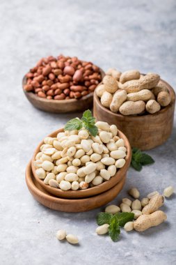 Taş zeminde çiğ taze fıstık.