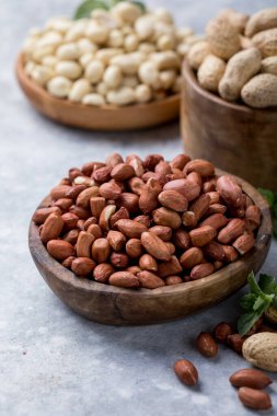 Taş zeminde çiğ taze fıstık.