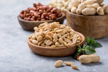 Kızarmış tuzlu fıstık. Taş masada kasede gevrek fındık.