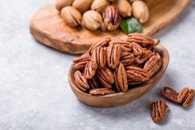 Ceviz kabuğu açıldı. Cevizler çeşitli elementler ve vitaminler bakımından zengindir.