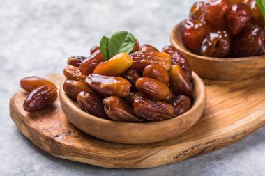 Tahta kasede hurma veya hurma tohumu yemek sağlıklı bir şeydir..