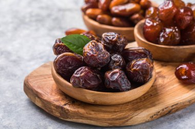 Tahta kasede hurma veya hurma tohumu yemek sağlıklı bir şeydir..